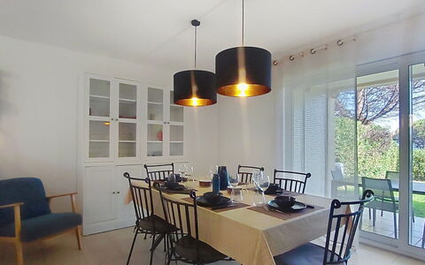 Les Grenadines: Meubilair, Interieur Ontwerp, Lichte Inrichting, Kroonluchter, Stoel, Eetkamer, Plafond, Hout, Flooring, Tafel