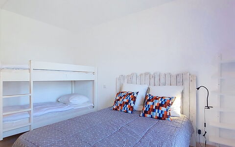 Les Grenadines: Slaapkamer, Bed, Meubilair, Hout, Bedding, Verdieping, Laken, Interieur Ontwerp, Flooring, Linens