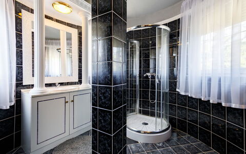 Big Thuja: Spiegel, Gebouw, Loodgieterswerkinrichting, Badkamer, Huis, Interieur Ontwerp, Flooring, Verdieping, Deur Van De Douche