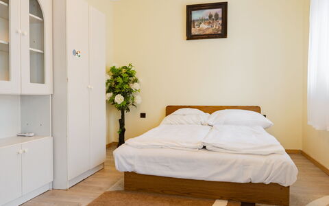 Big Thuja: Meubilair, Bed, Slaapkamer, Interieur Ontwerp, Bedding, Hout, Verdieping, Laken, Flooring, Kamer
