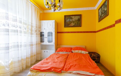 Big Thuja: Meubilair, Eigendom, Gebouw, Fotolijst, Comfort, Oranje, Hout, Bed, Bed Frame, Verlichting
