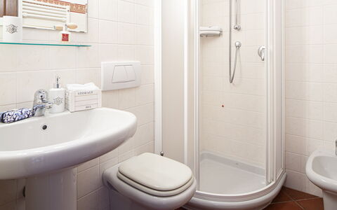 Villa Dell'erta - Levanto, Montale: Loodgieterswerkinrichting, Eigendom, Wastafel, Wit, Kraan, Toilet, Product, Purper, Wc Bril, Badkamer