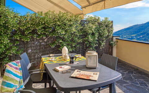 Villa Dell'erta - Levanto, Montale: Tafel, Meubilair, Eigendom, Blauw, Schaduw, Buitentafel, Buitenmeubels, Stoel, Interieur Ontwerp, Gebouw