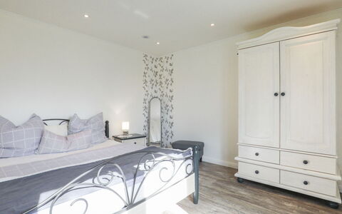 Sonnenschein: Eigendom, Meubilair, Gebouw, Cabinetry, Huis, Hout, Verlichting, Interieur Ontwerp, Bed Frame, Verdieping