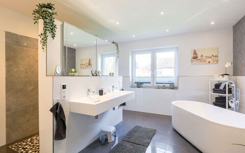 Sonnenschein: Spiegel, Kraan, Loodgieterswerkinrichting, Eigendom, Wastafel, Gebouw, Badkamer, Architectuur, Interieur Ontwerp, Verdieping