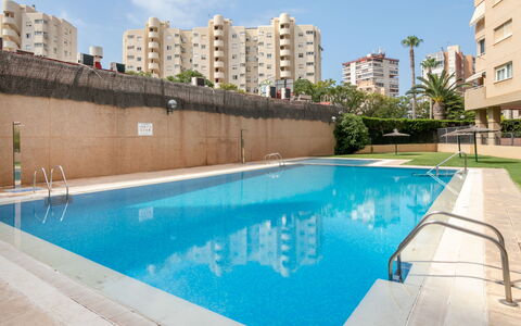 Essensacioneshome Los Almendros: Water, Gebouw, Fabriek, Lucht, Dag, Eigendom, Zwembad, Venster, Azure, Boom