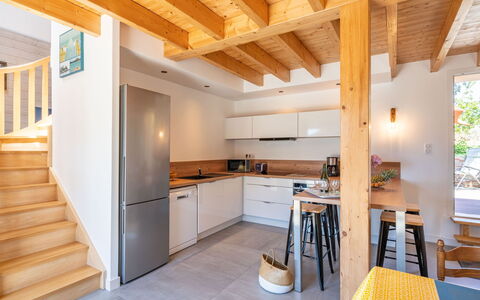 Ty Ar Bilie: Meubilair, Tafel, Cabinetry, Hout, Countertop, Keuken, Stoel, Woonkamer, Flooring, Straal
