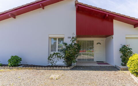 Les Trounques: Fabriek, Gebouw, Venster, Lucht, Deur, Land Lot, Huis, Schaduw, Facade