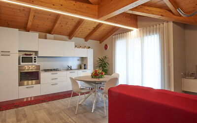 Cà Ben 679.1: Meubilair, Eigendom, Tafel, Hout, Interieur Ontwerp, Countertop, Stoel, Woonkamer, Flooring, Kamerplant