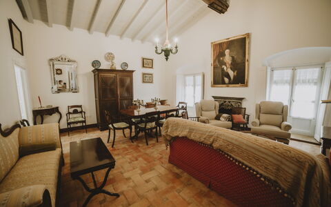 Posada La Casa Del Pintor: Fotolijst, Meubilair, Tafel, Eigendom, Stoel, Gebouw, Hout, Verlichting, Interieur Ontwerp, Woonkamer