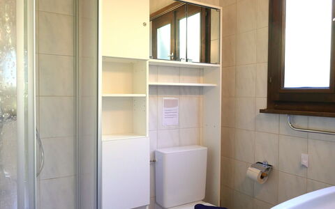 Chalet al Portic: Muur, Flooring, Loodgieterswerkinrichting, Verdieping, Badkamer, Interieur Ontwerp, Wastafel In De Badkamer, Kamer, Loodgieter, Wastafel