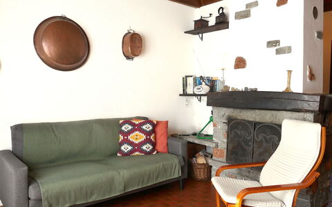 Chalet al Portic: Meubilair, Muur, Flooring, Interieur Ontwerp, Hout, Verdieping, Bankstel, Woonkamer, Kamer, Verlichting