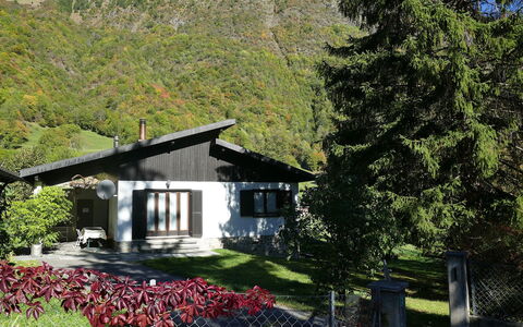 Chalet al Portic: Huis, Huis, Dak, Verblijf, Architectuur, Struik, Landschap, Landelijk Gebied, Helling, Heuvel Station