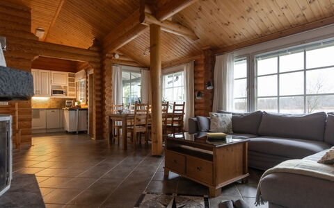 Eerola: Hout, Meubilair, Plafond, Verblijf, Huis, Blokhut, Hardwood, Kamer, Beits, Bankstel