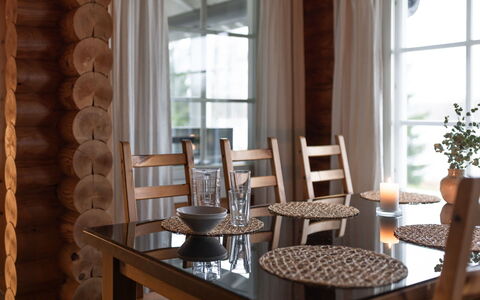 Eerola: Meubilair, Hout, Interieur Ontwerp, Flooring, Tafel, Verdieping, Verlichting, Bruin, Stoel, Kamer