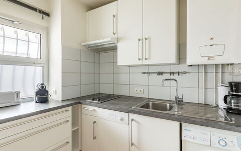 Mogador: Cabinetry, Gootsteen, Kraan, Countertop, Wastafel, Eigendom, Wit, Loodgieterswerkinrichting, Fornuis, Keuken