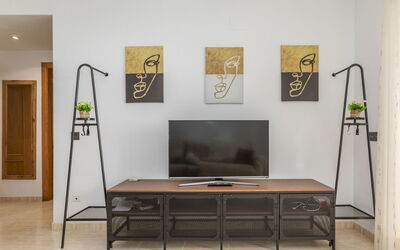 Trebol Iii 331.6: Meubilair, Flooring, Interieur Ontwerp, Verdieping, Kamer, Woonkamer, Stellingen, Plank, Houten Vloer, Televisie
