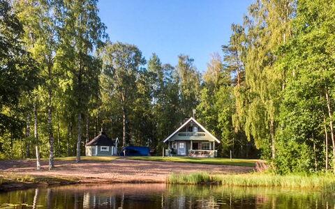 Villa Koivumäki: Meubilair, Stoel, Buitenmeubels, Tafel, Hout, Buitentafel, Keuken En Eettafel, Schaduw, Tuin, Paraplu