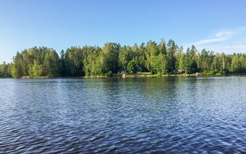 Villa Koivumäki: Meubilair, Stoel, Buitenmeubels, Tafel, Hout, Buitentafel, Keuken En Eettafel, Schaduw, Tuin, Paraplu