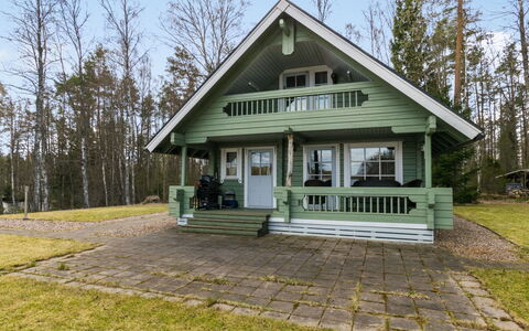 Villa Koivumäki: Meubilair, Stoel, Buitenmeubels, Tafel, Hout, Buitentafel, Keuken En Eettafel, Schaduw, Tuin, Paraplu