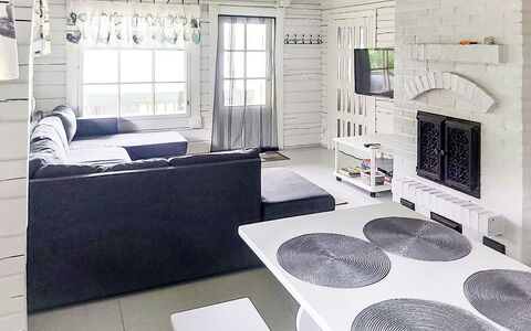 Villa Koivumäki: Meubilair, Stoel, Buitenmeubels, Tafel, Hout, Buitentafel, Keuken En Eettafel, Schaduw, Tuin, Paraplu