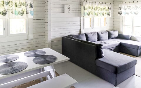 Villa Koivumäki: Meubilair, Stoel, Buitenmeubels, Tafel, Hout, Buitentafel, Keuken En Eettafel, Schaduw, Tuin, Paraplu