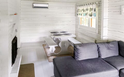 Villa Koivumäki: Meubilair, Stoel, Buitenmeubels, Tafel, Hout, Buitentafel, Keuken En Eettafel, Schaduw, Tuin, Paraplu