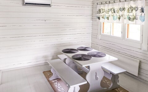 Villa Koivumäki: Meubilair, Stoel, Buitenmeubels, Tafel, Hout, Buitentafel, Keuken En Eettafel, Schaduw, Tuin, Paraplu