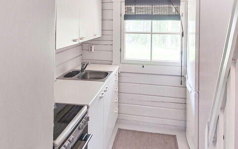 Villa Koivumäki: Meubilair, Stoel, Buitenmeubels, Tafel, Hout, Buitentafel, Keuken En Eettafel, Schaduw, Tuin, Paraplu