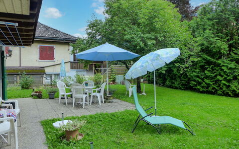 Erika: Fabriek, Meubilair, Eigendom, Tafel, Stoel, Paraplu, Lucht, Groen, Natuur