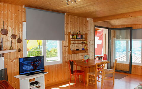Baita Monti di Piazzogna: Eigendom, Meubilair, Hout, Interieur Ontwerp, Woonkamer, Flooring, Verdieping, Muur, Hardwood, Tafel