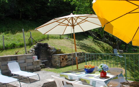 Baita Monti di Piazzogna: Tafel, Fabriek, Meubilair, Paraplu, Plantengemeenschap, Buitentafel, Stoel, Schaduw, Buitenmeubels, Boom