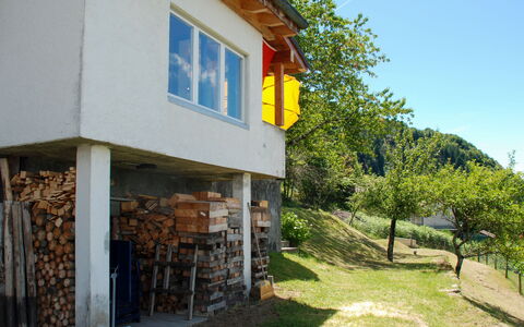 Baita Monti di Piazzogna: Fabriek, Eigendom, Gebouw, Lucht, Venster, Hout, Schaduw, Boom, Land Lot, Verblijf