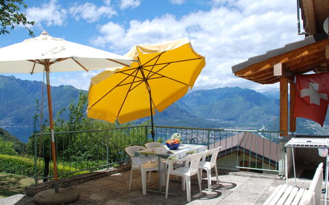 Baita Monti di Piazzogna: Wolk, Lucht, Tafel, Meubilair, Fabriek, Natuur, Azure, Schaduw, Water, Buitenmeubels