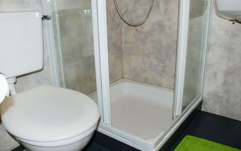 Baita Monti di Piazzogna: Eigendom, Deur Van De Douche, Loodgieterswerkinrichting, Wit, Product, Badkamer, Douche, Huis, Toilet