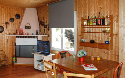 Baita Monti di Piazzogna: Tafel, Meubilair, Eigendom, Bankstel, Cabinetry, Hout, Gebouw, Verlichting, Interieur Ontwerp, Flooring