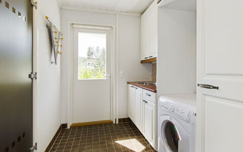 Villa Adalmina: Meubilair, Stoel, Buitenmeubels, Tafel, Hout, Buitentafel, Keuken En Eettafel, Schaduw, Tuin, Paraplu