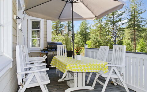 Villa Adalmina: Meubilair, Stoel, Buitenmeubels, Tafel, Hout, Buitentafel, Keuken En Eettafel, Schaduw, Tuin, Paraplu