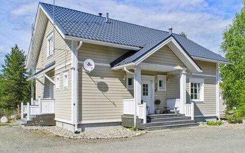 Villa Adalmina: Meubilair, Stoel, Buitenmeubels, Tafel, Hout, Buitentafel, Keuken En Eettafel, Schaduw, Tuin, Paraplu