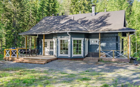 Villa Eläntätila: Meubilair, Stoel, Buitenmeubels, Tafel, Hout, Buitentafel, Keuken En Eettafel, Schaduw, Tuin, Paraplu