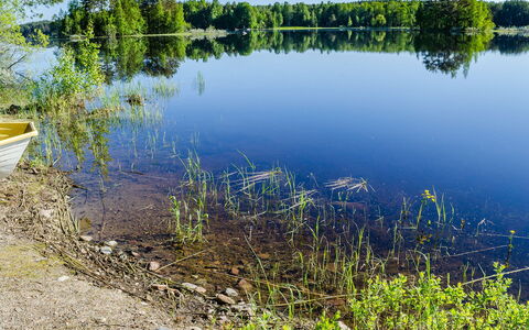 Villa Eläntätila: Meubilair, Stoel, Buitenmeubels, Tafel, Hout, Buitentafel, Keuken En Eettafel, Schaduw, Tuin, Paraplu
