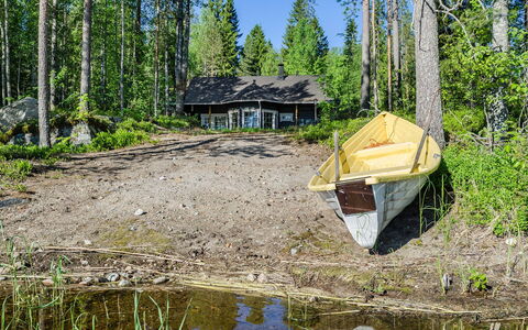 Villa Eläntätila: Meubilair, Stoel, Buitenmeubels, Tafel, Hout, Buitentafel, Keuken En Eettafel, Schaduw, Tuin, Paraplu