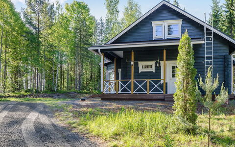 Villa Eläntätila: Meubilair, Stoel, Buitenmeubels, Tafel, Hout, Buitentafel, Keuken En Eettafel, Schaduw, Tuin, Paraplu