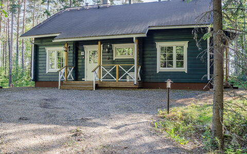 Villa Eläntätila: Meubilair, Stoel, Buitenmeubels, Tafel, Hout, Buitentafel, Keuken En Eettafel, Schaduw, Tuin, Paraplu