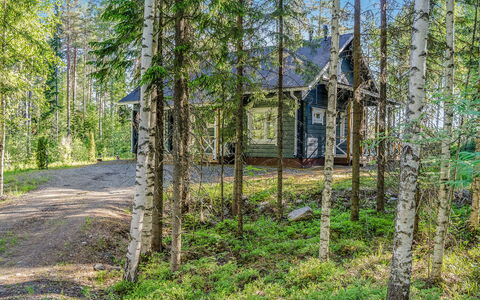 Villa Eläntätila: Meubilair, Stoel, Buitenmeubels, Tafel, Hout, Buitentafel, Keuken En Eettafel, Schaduw, Tuin, Paraplu