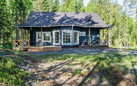 Villa Eläntätila: Meubilair, Stoel, Buitenmeubels, Tafel, Hout, Buitentafel, Keuken En Eettafel, Schaduw, Tuin, Paraplu