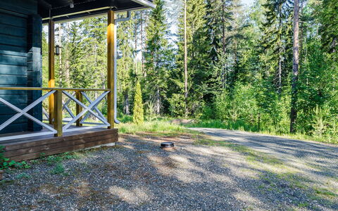 Villa Eläntätila: Meubilair, Stoel, Buitenmeubels, Tafel, Hout, Buitentafel, Keuken En Eettafel, Schaduw, Tuin, Paraplu