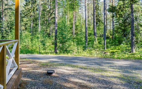 Villa Eläntätila: Meubilair, Stoel, Buitenmeubels, Tafel, Hout, Buitentafel, Keuken En Eettafel, Schaduw, Tuin, Paraplu