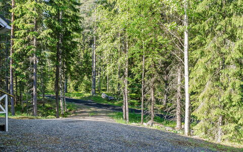 Villa Eläntätila: Meubilair, Stoel, Buitenmeubels, Tafel, Hout, Buitentafel, Keuken En Eettafel, Schaduw, Tuin, Paraplu