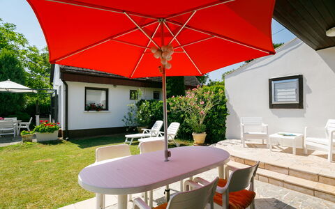 Suzy: Tafel, Fabriek, Meubilair, Eigendom, Gebouw, Stoel, Bloempot, Paraplu, Schaduw, Kamerplant